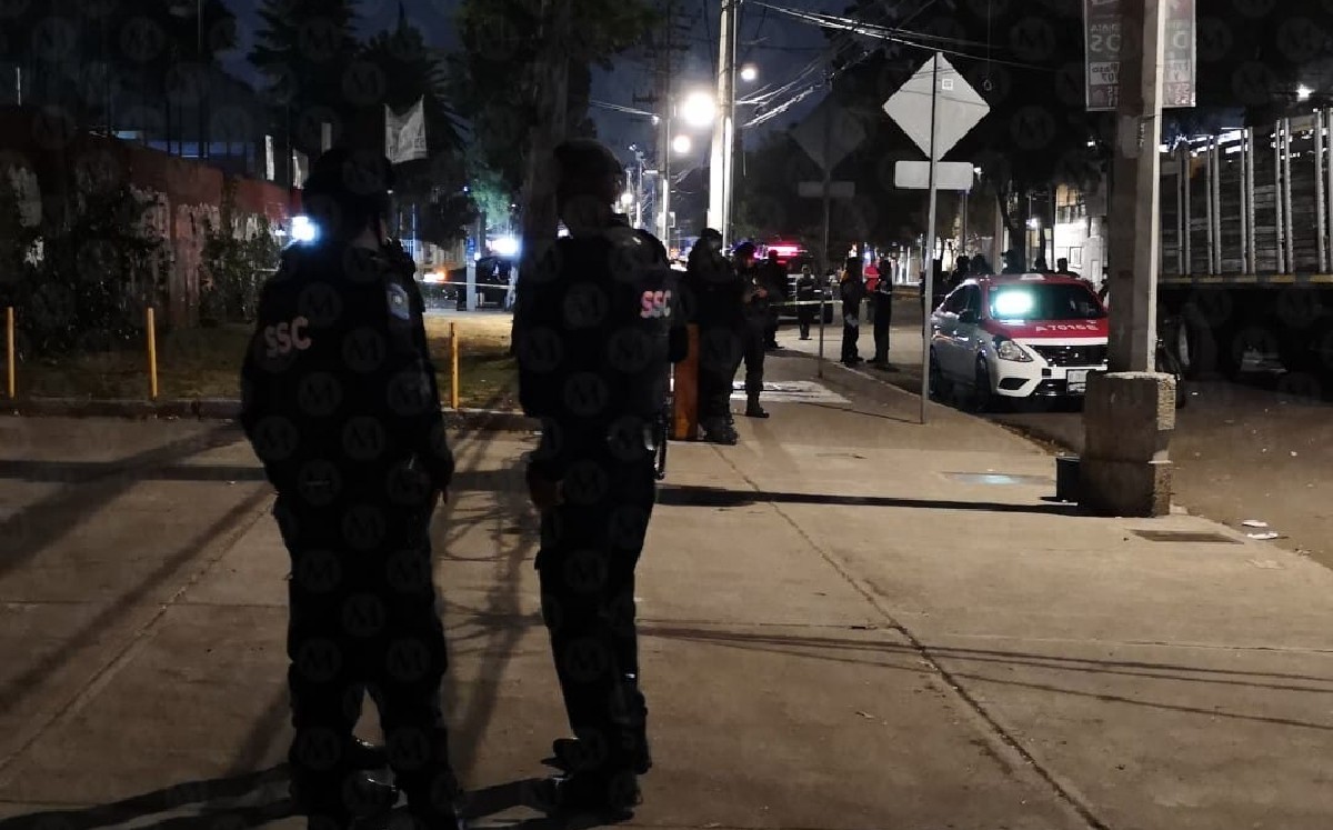 El taxista habría habría abierto la puerta izquierda al paso de la ciclista, quien cayó a las llantas del vehículo. (Jorge Becerril)