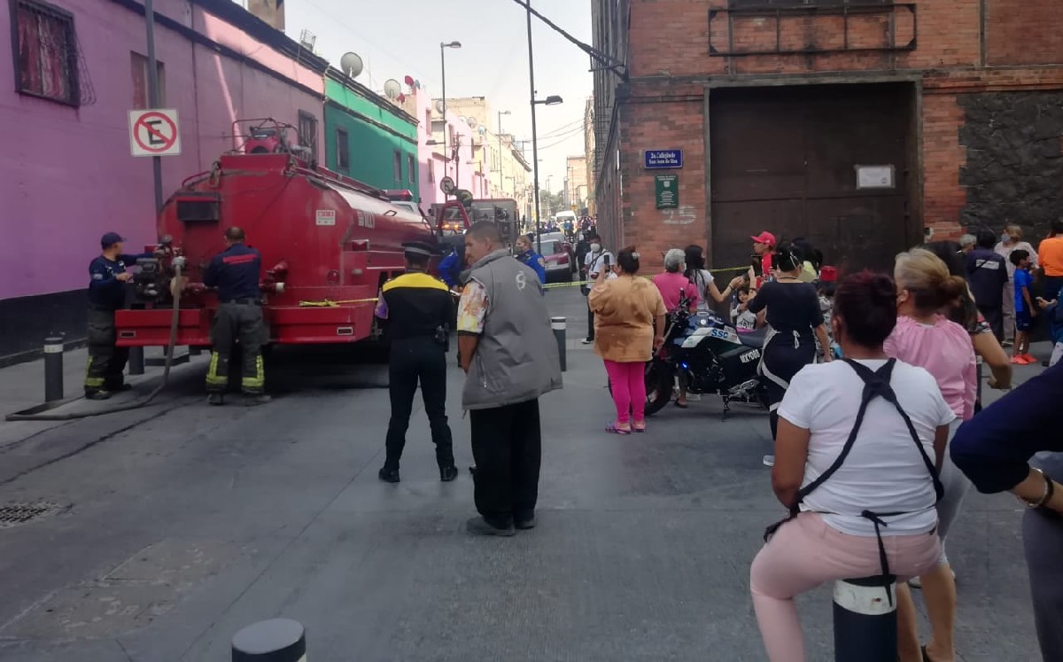Bomberos de CdMx acudieron a la colonia Guerrero para apagar las llamas. (Especial)