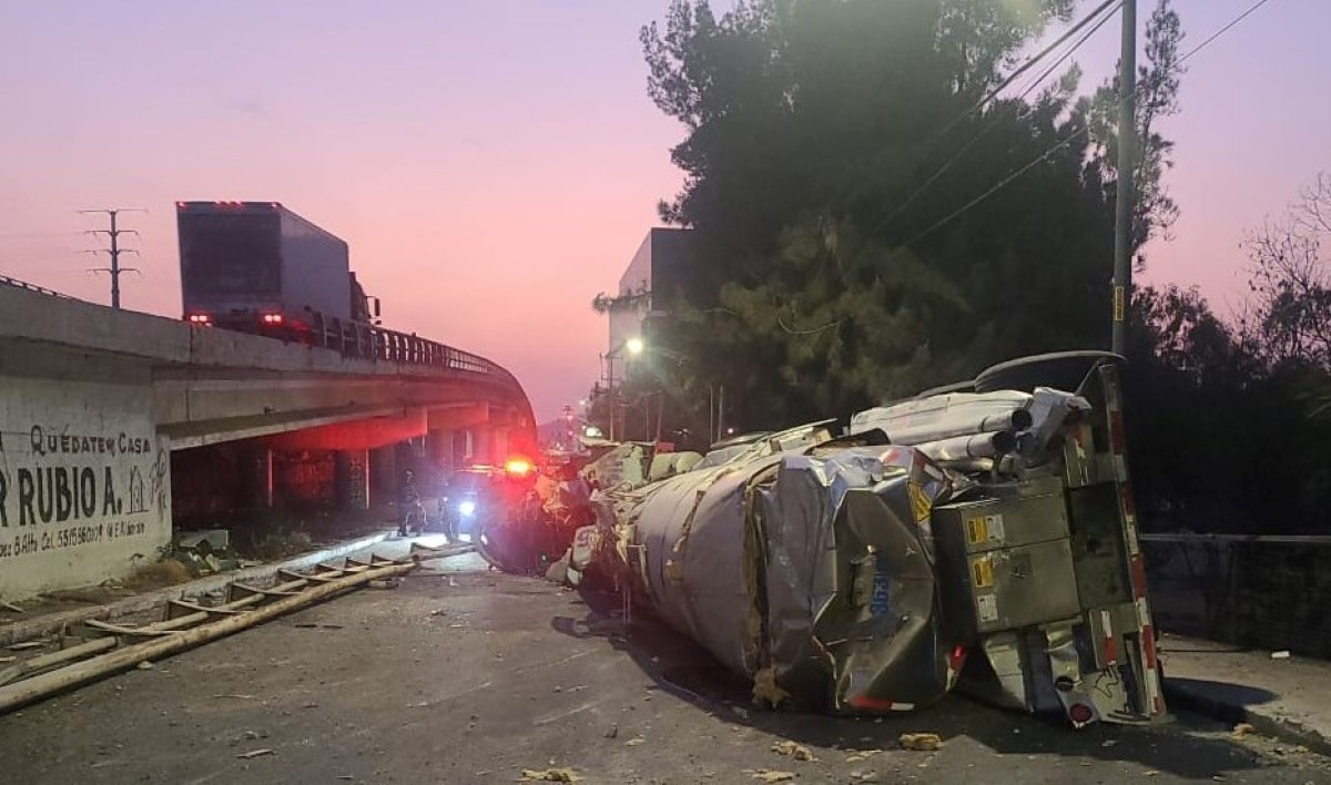 El tráiler cayó de un puente vehicular en la avenida Miguel Bernard y Anillo Periférico. | Ramón Ramírez