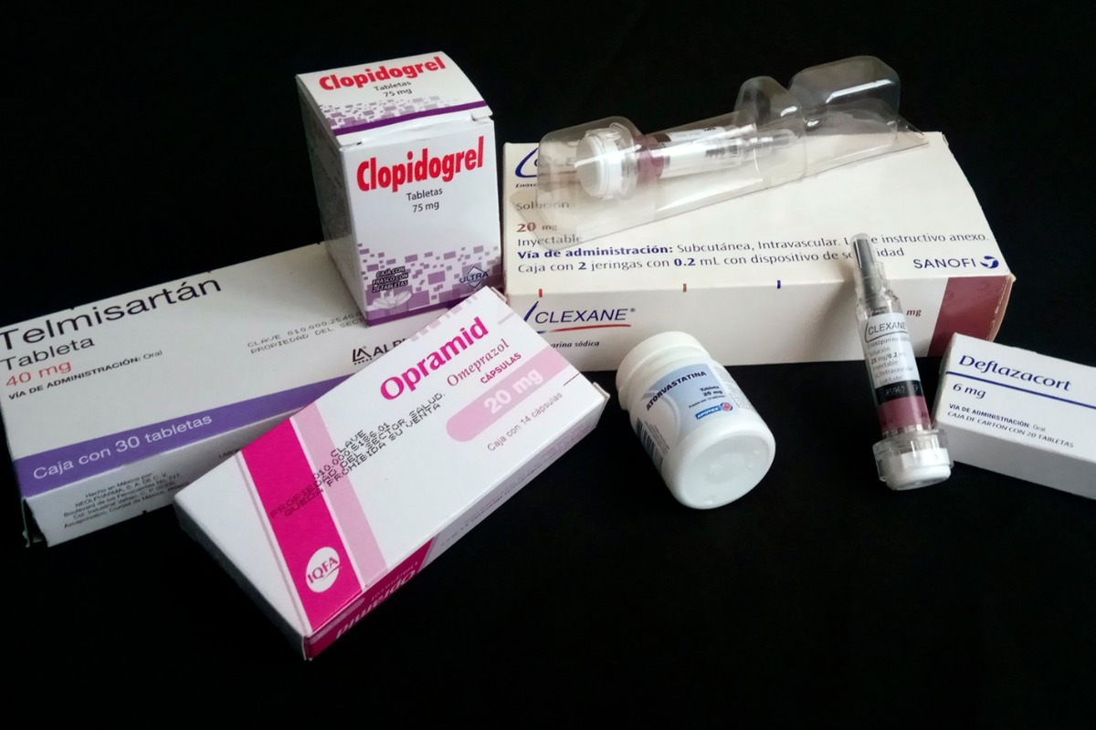 Vista de algunos medicamentos para tratar a un paciente infectado de covid-19. (Melanie Torres)