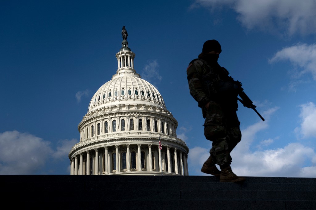 Agentes de seguridad resguardan el Capitolio ante plan contra el Congreso de Estados Unidos. | AFP