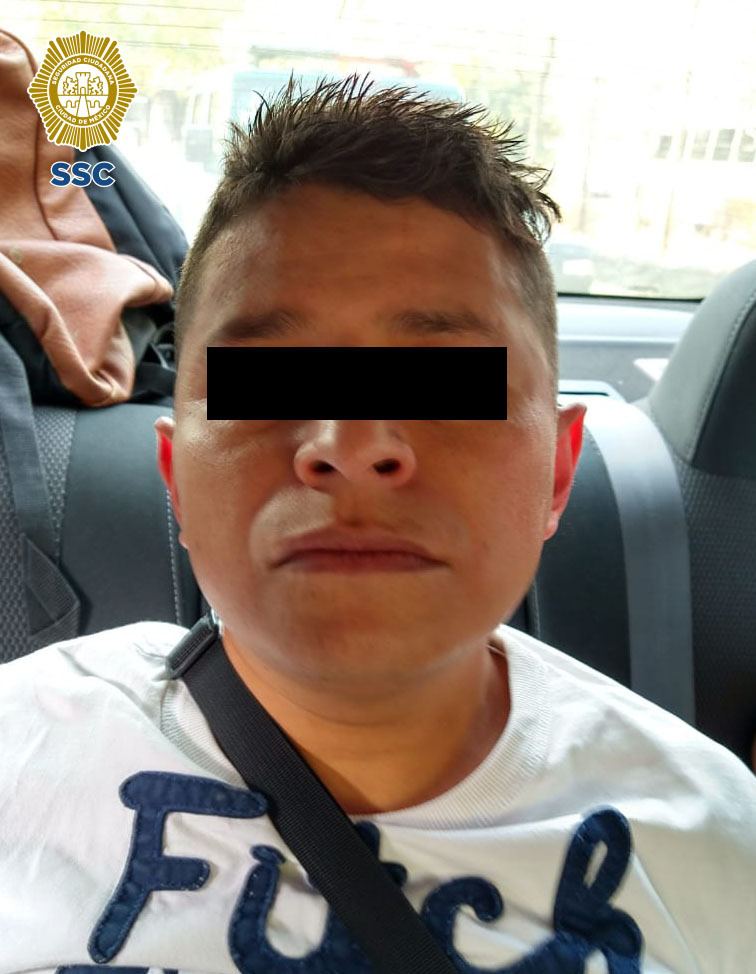 El hombre fue detenido con dos personas más.
