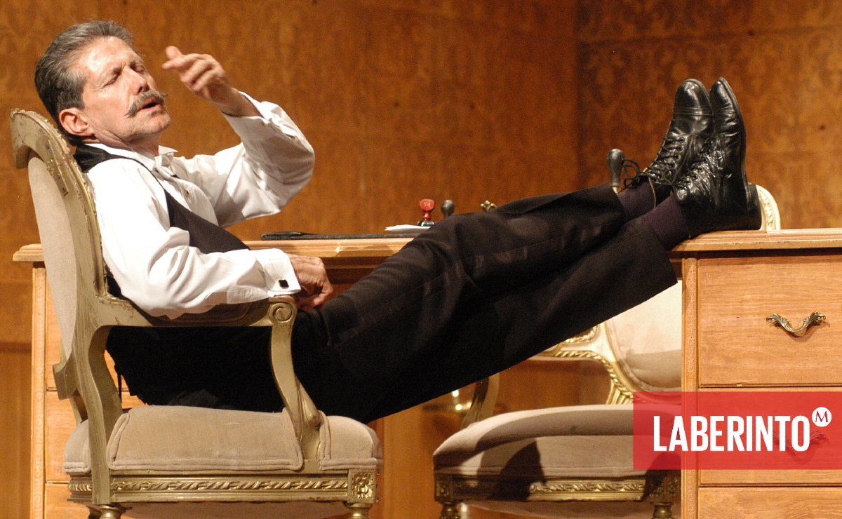 Héctor Bonilla en una escena de la obra 'Lascuráin, El Presidente fugaz' (Foto: Jesús Quintanar | MILENIO)