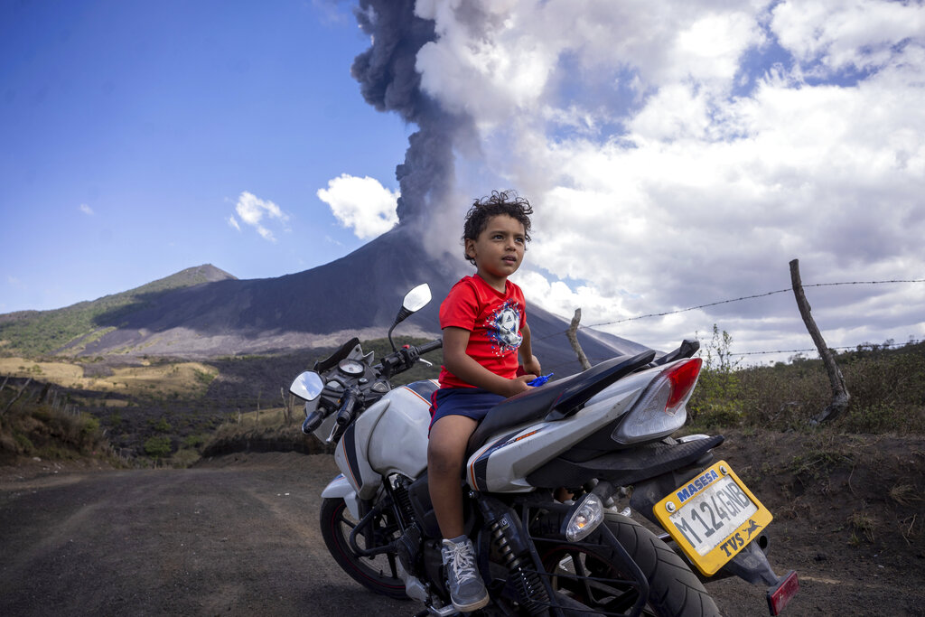 Hoy el volcán continuaba manifestándose. (AP)