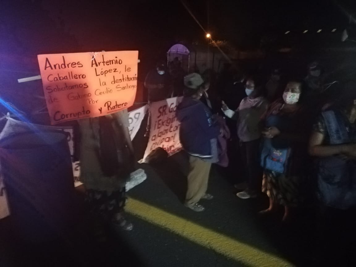Inconformes de Coapan cierran carretera federal . (Especial)