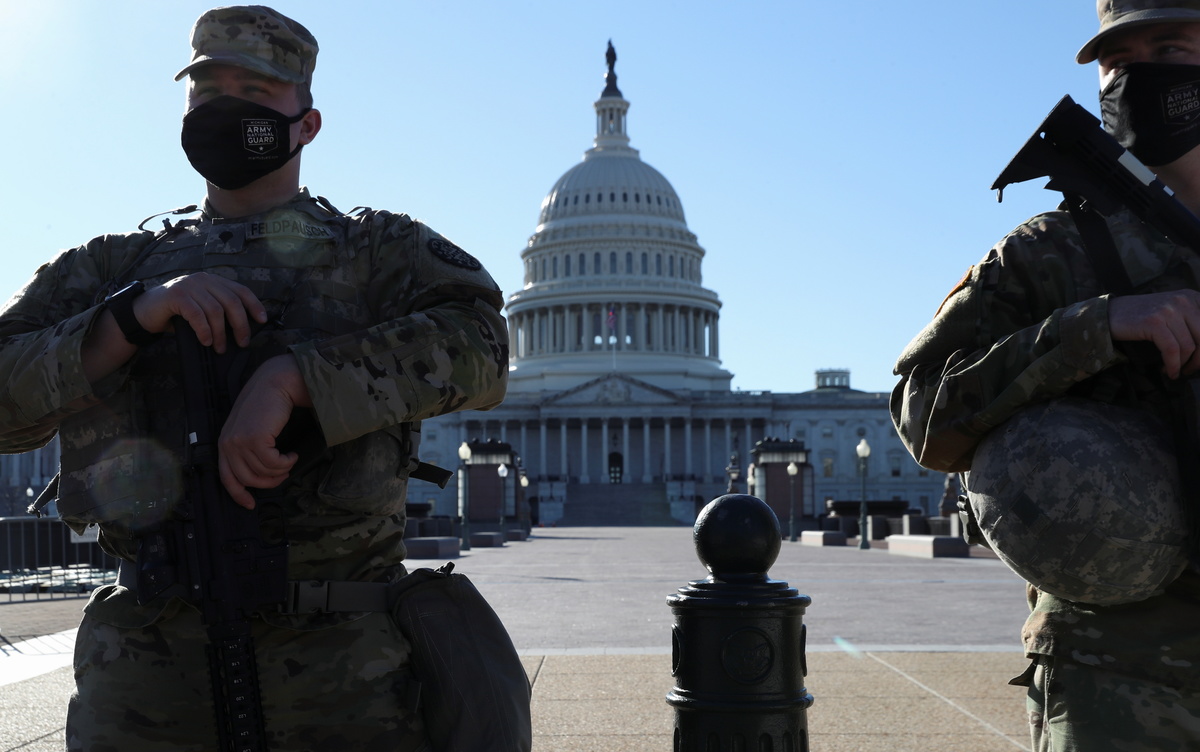 Miembros de la Guardia Nacional hacen guardia frente al edificio del Capitolio | Reuters