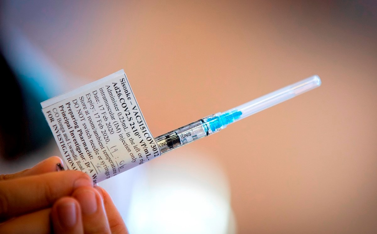 10 mil 288 de los Esavis corresponden a vacunas de Pfizer-BionTech, 330 son de AstraZeneca y 22 son de Sputnik V. (EFE)