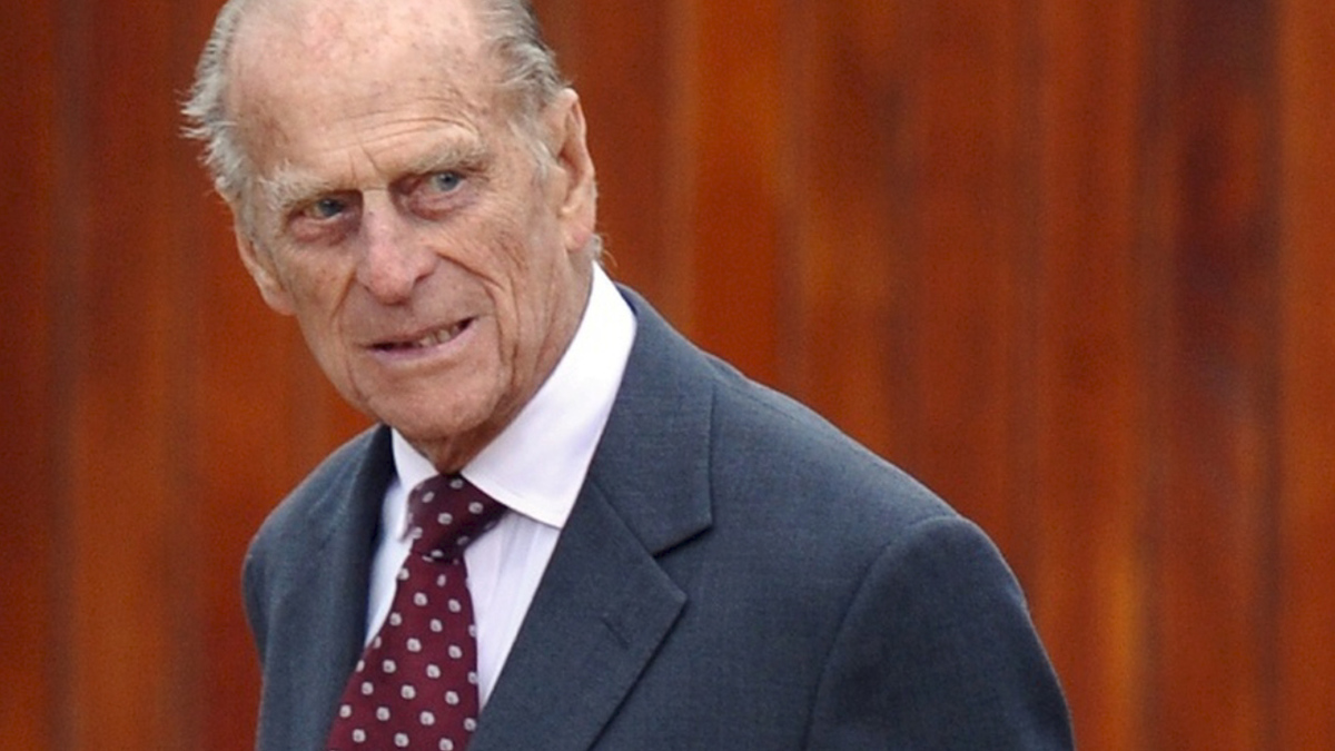 Operan a Príncipe Felipe, esposo de reina Isabel II, por problema cardiaco; lo reportan estable