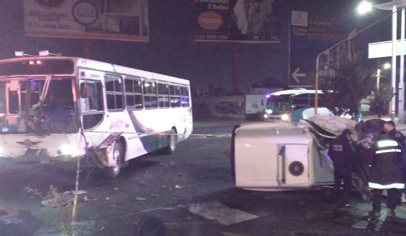 Paramédicos trataron de auxiliarlo al conductor de la camioneta  pero ya había fallecido. (Especial)