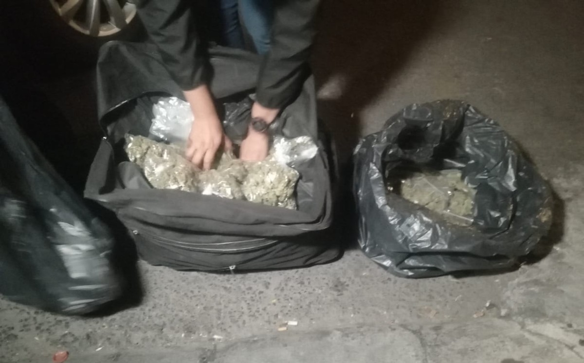 Policías de CdMx detuvieron al presunto integrante de La Unión Tepito con bolsas de aparente mariguana. (Especial)