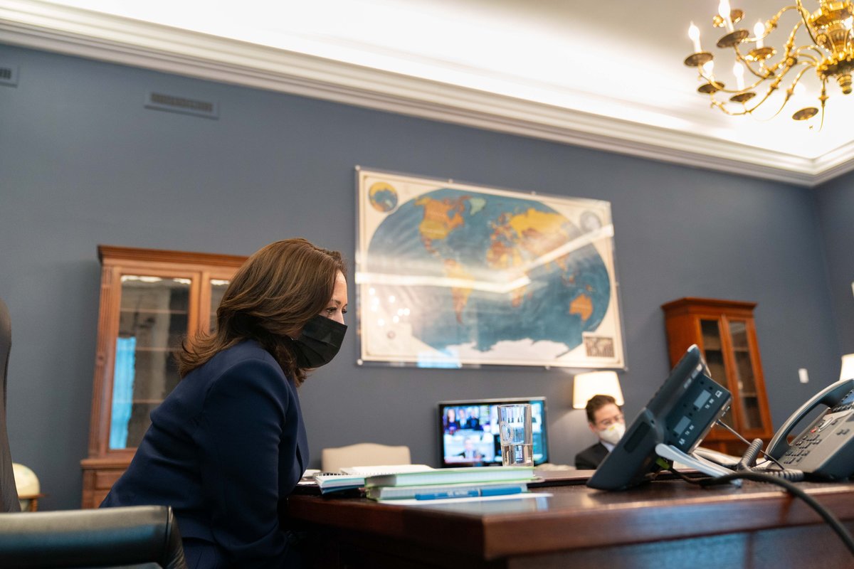 La vicepresidenta de Estados Unidos, Kamala Harris, durante la llamada. (Tomada de @VP)