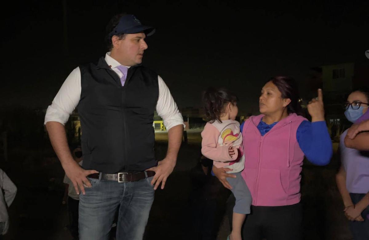 Adrián Espér Cárdenas con habitantes de SLP.