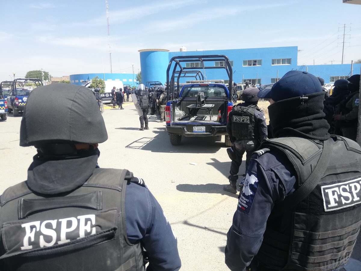 Autoridades federales y estatales implementaron el operativo Trueno a la Policía Municipal de Silao. Foto: Dany Béjar.
