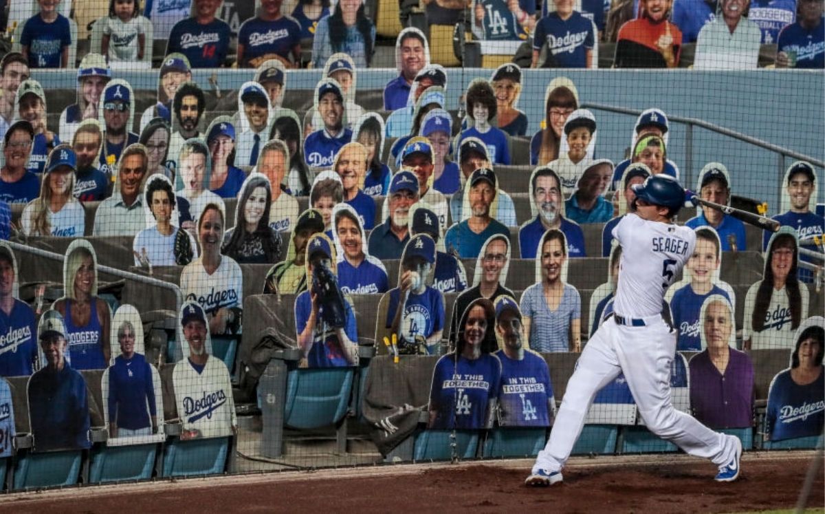 Corey Seager calienta antes de un partido sin público en el Dodgers Stadium de L.A. en octubre de 2020, Foto: Robert Gauthier/ Los Angeles Times vía G