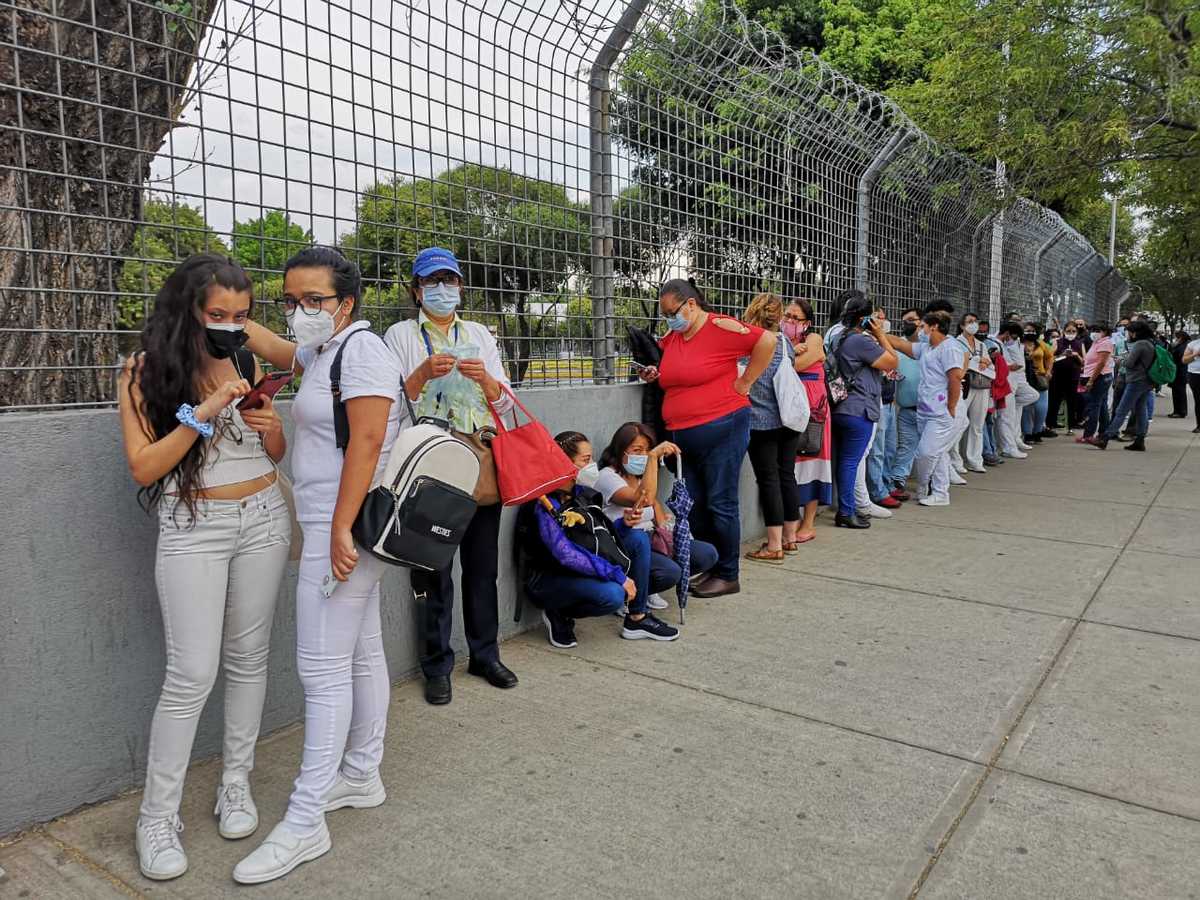 Decenas de personas, pertenecientes al personal médico, están recibiendo la vacuna contra covid-19. (Jorge Becerril)