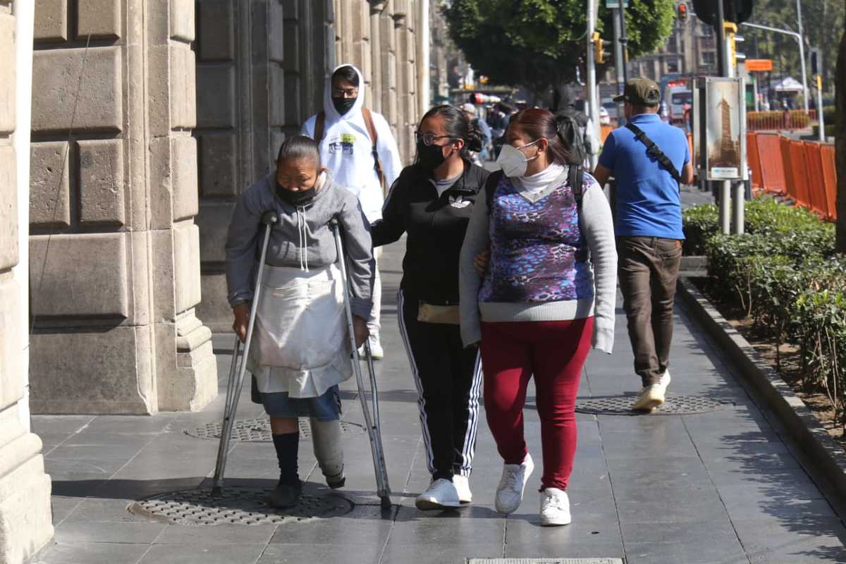 Una familia camina por calles de la CdMx. (Juan Carlos Bautista)