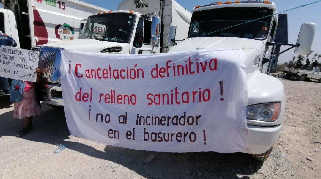 Manifestantes piden cerrar el relleno sanitario en Tehuacán. (Apolonia Amayo)