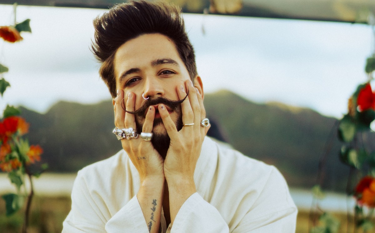 En 'Mis manos', Camilo canta a dueto con Eva Luna