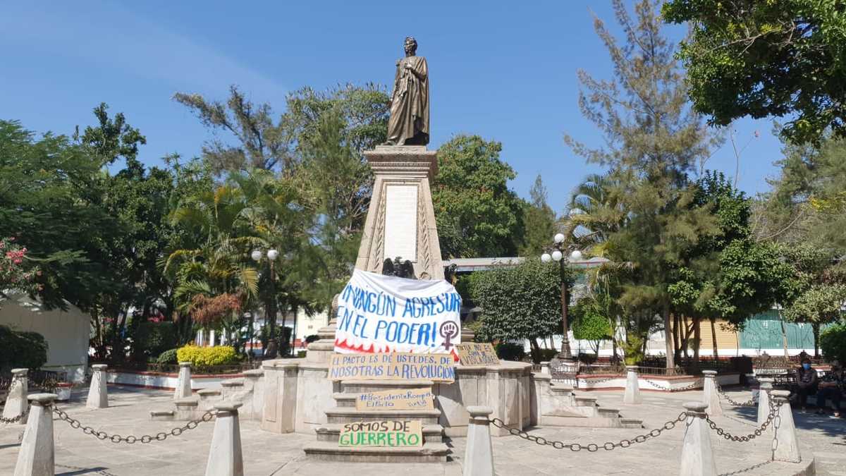 Los mensajes fueron colocados a los pies de la estatua de Vicente Guerrero, en Tixtla. (Especial)