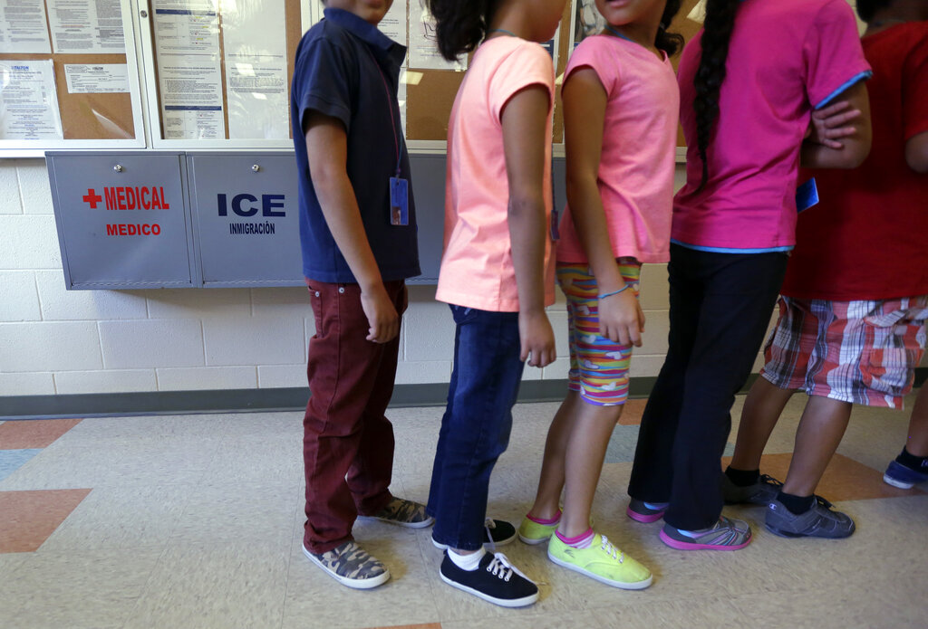 Los niños migrantes son detenidos por las autoridades migratorias tras haber ingresado a EU o fueron deportados sus familiares. (AP)
