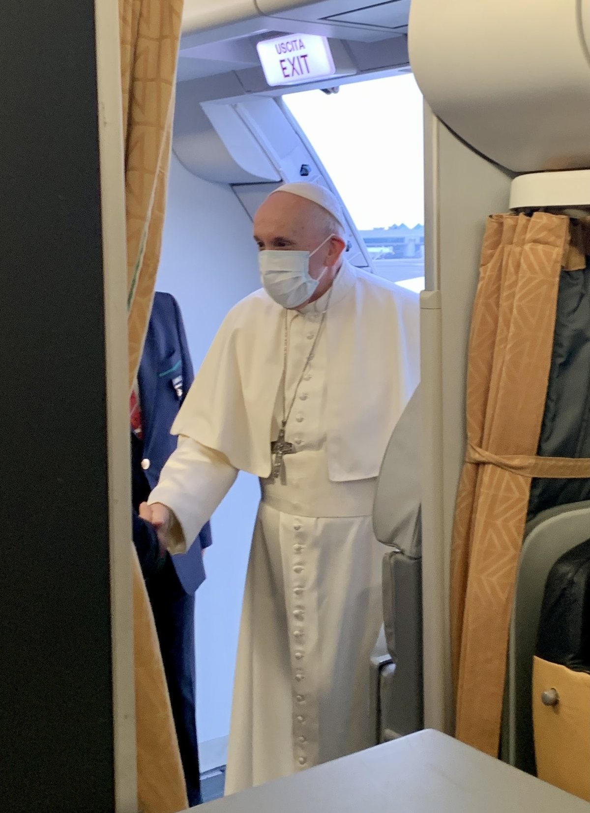 El papa tomó una avión rumbo a Irak. (Tomada de @antoniospadaro)
