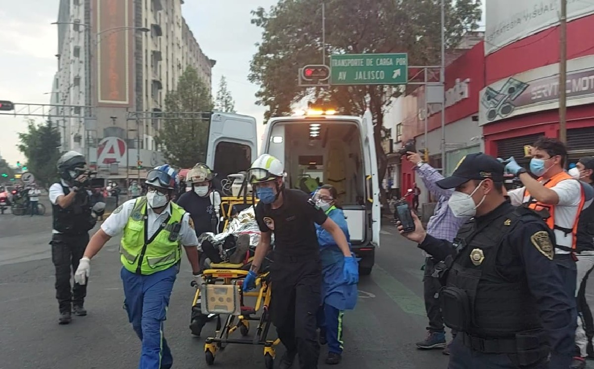 Paramédicos del ERUM y policías de CdMx realizaron el traslado del paciente. (Especial)