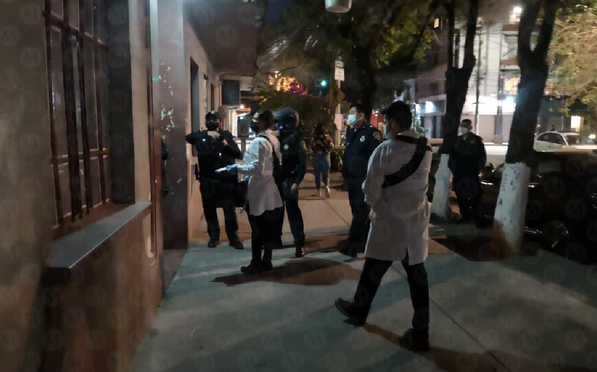Peritos de la Fiscalía de CdMx acudieron a la zona tras corroborar la muerte de la mujer. (Jorge Becerril)