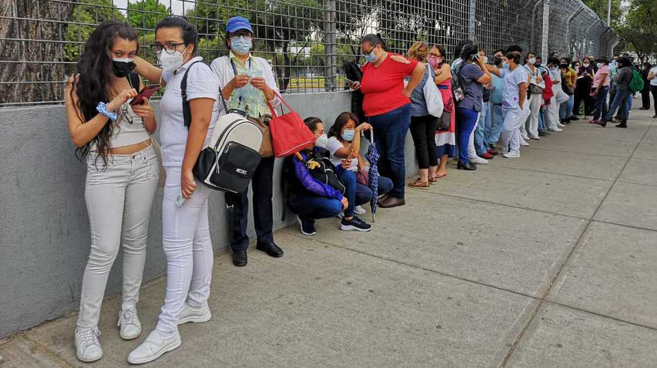 Personal de salud recibe vacunas Sputnik V sobrantes en CdMx