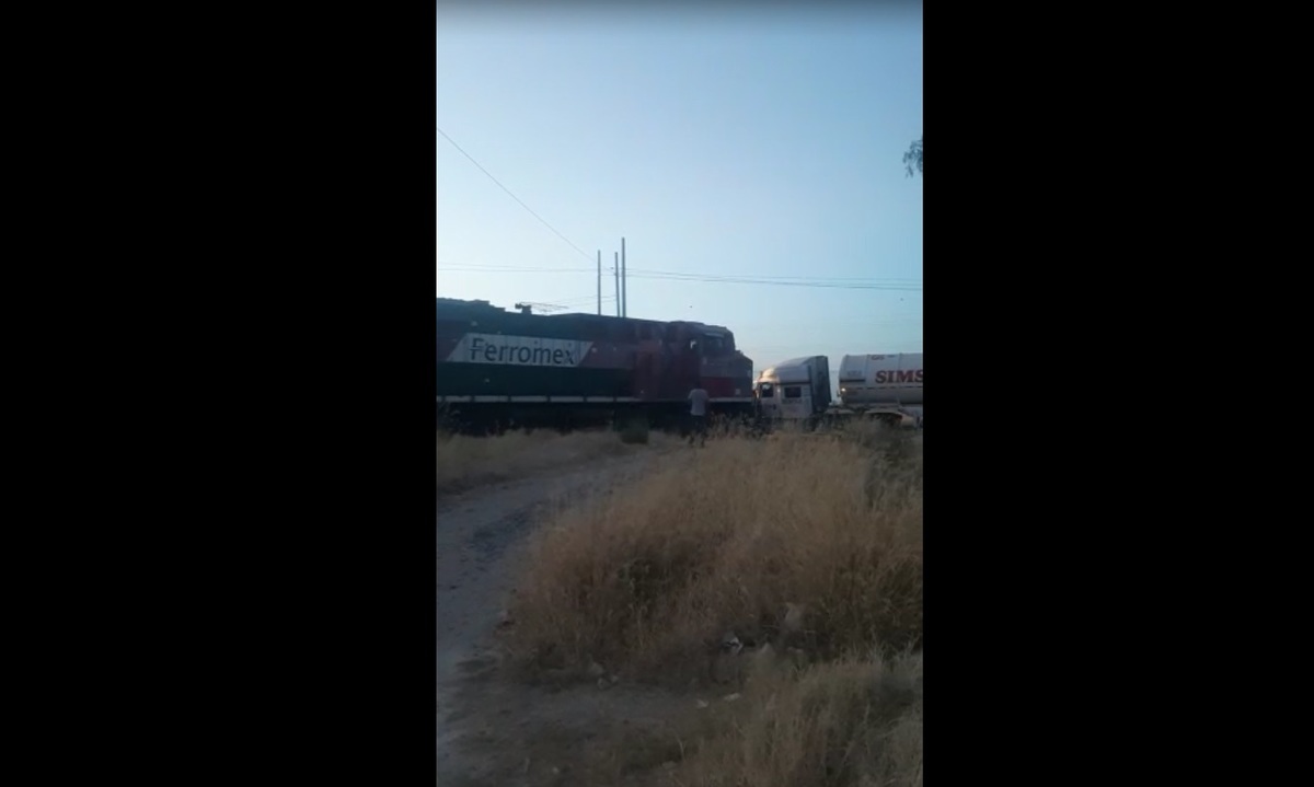 Se informó que la pipa se quedó sin frenos y se detuvo justo en las vías del tren. (Liberto Ureña)