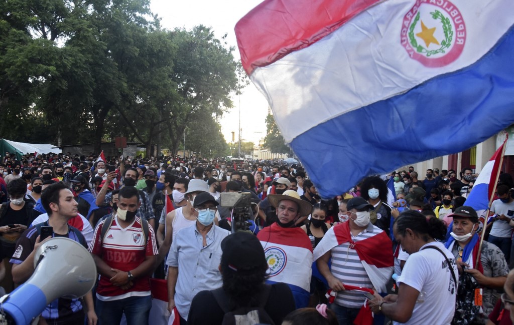 Las protestas en Paraguay son para criticar la gestión de la pandemia de covid-19 por el gobierno. (AFP)