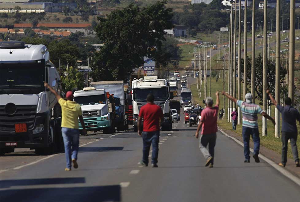 Los transportistas se quejan de que están atrapados entre la caída de los salarios y el aumento de los costos del combustible.