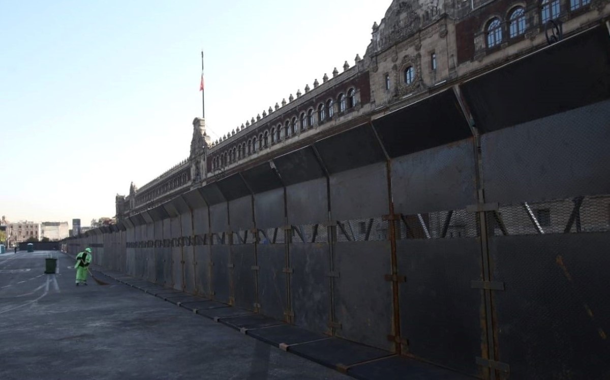 Las vallas rodean al Palacio Nacional. | Juan Carlos Bautista