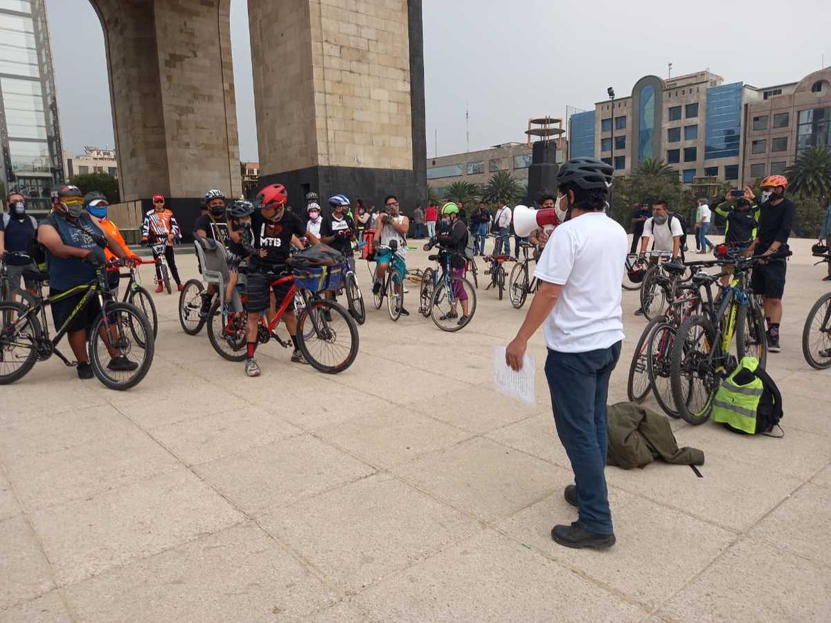 Los ciclistas se reunieron en el Monumento a la Revolución. (Nilsa Hernández)