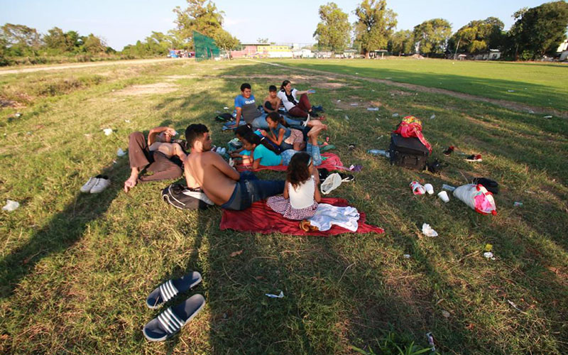 En la 72, cientos de migrantes duermen a la intemperie. (Manuel López)