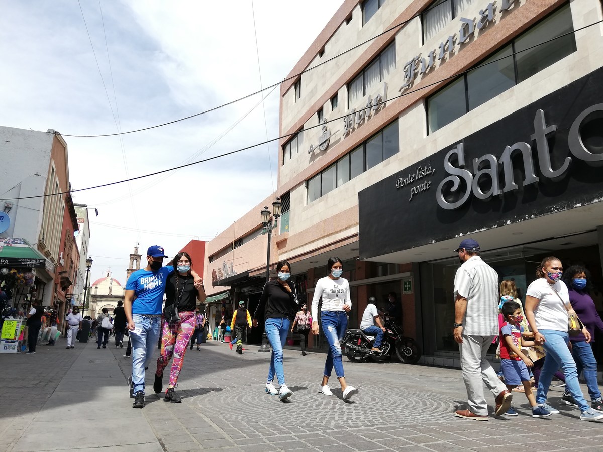 Comercios en Zona Centro de León lucen llenos previo a semáforo amarillo. Foto: Dany Béjar.