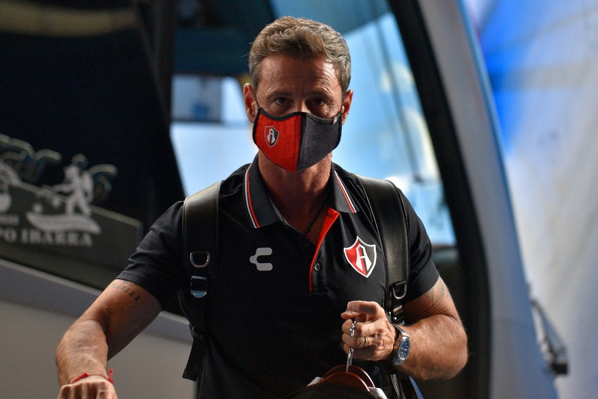 Diego Cocca, dt de Atlas, durante el juego ante Juárez en el Guardianes 2021 (Imago7)