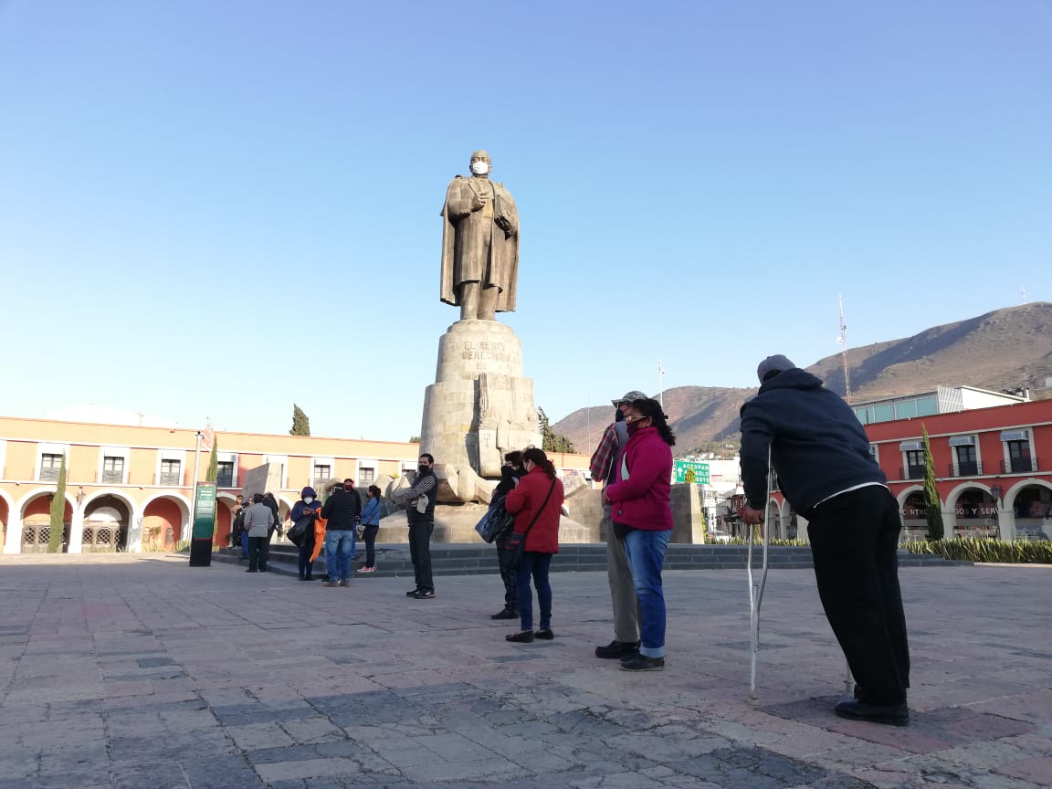 Fila para la entrega de turnos en Plaza Juárez. (Alejandro Reyes)