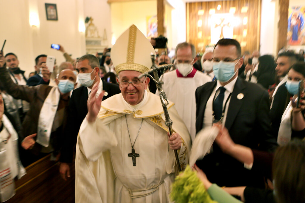 El papa Francisco realizando su segunda misa en la iglesia de San José en Bagdad. (AP)