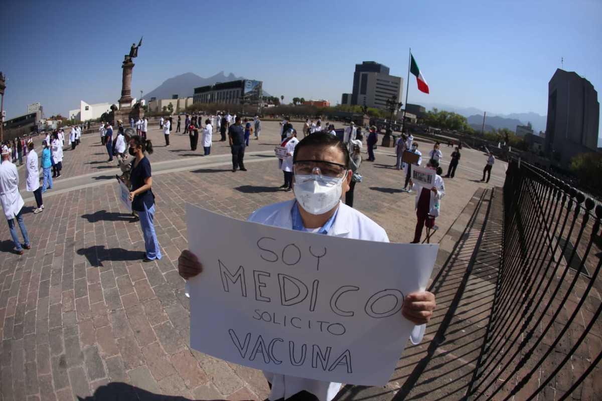 Protestan médicos de NL por falta de vacunas anticovid. Foto: Jorge López