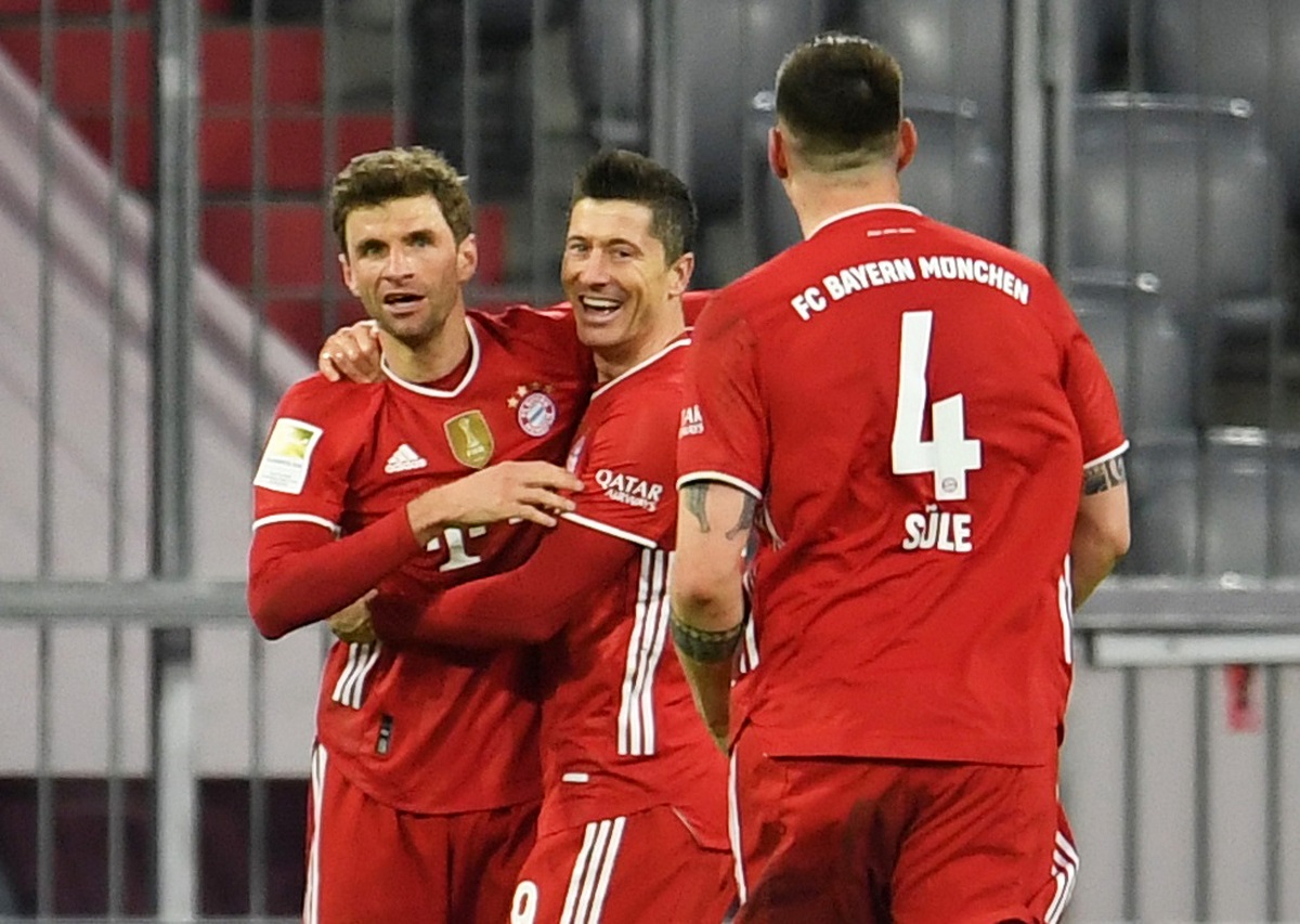 Robert Lewandowski y jugadores del Bayern Múnich en festejo de gol (Reuters)