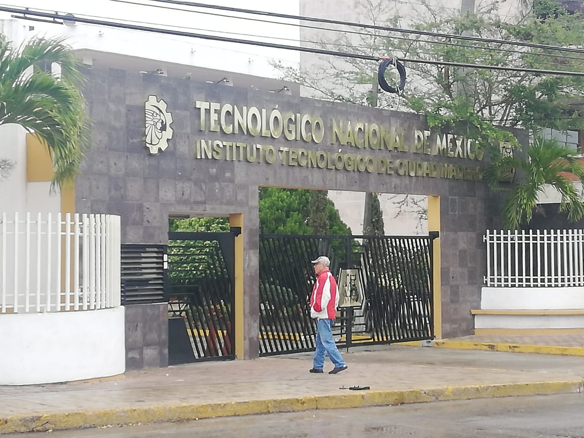 Adultos mayores ya hacen fila afuera del Tec de Madero. (Antonio Campos)