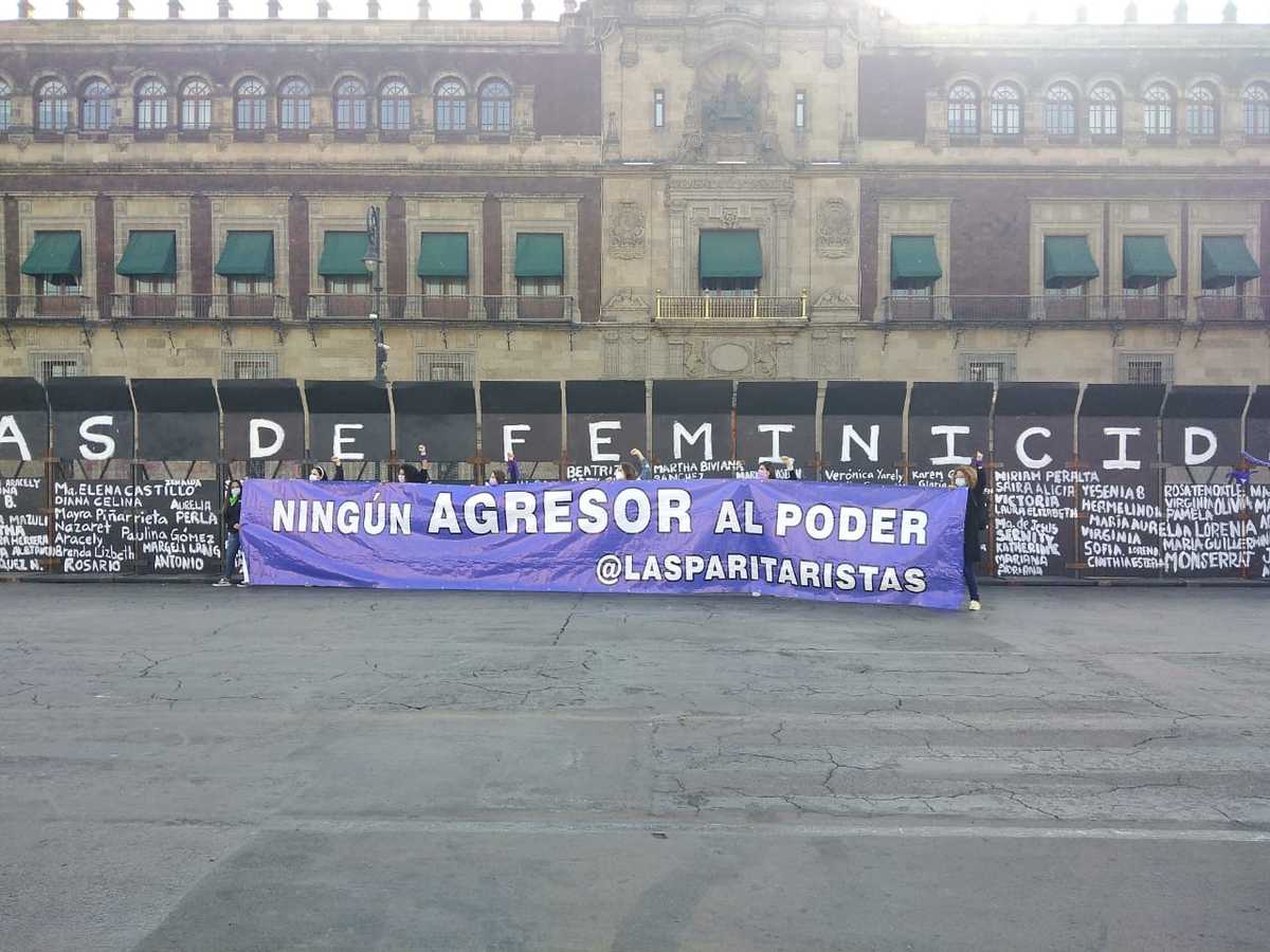El colectivo tapatío desplegó una lona con la leyenda "Ningún agresor en el poder". (Alejandra Zárate)