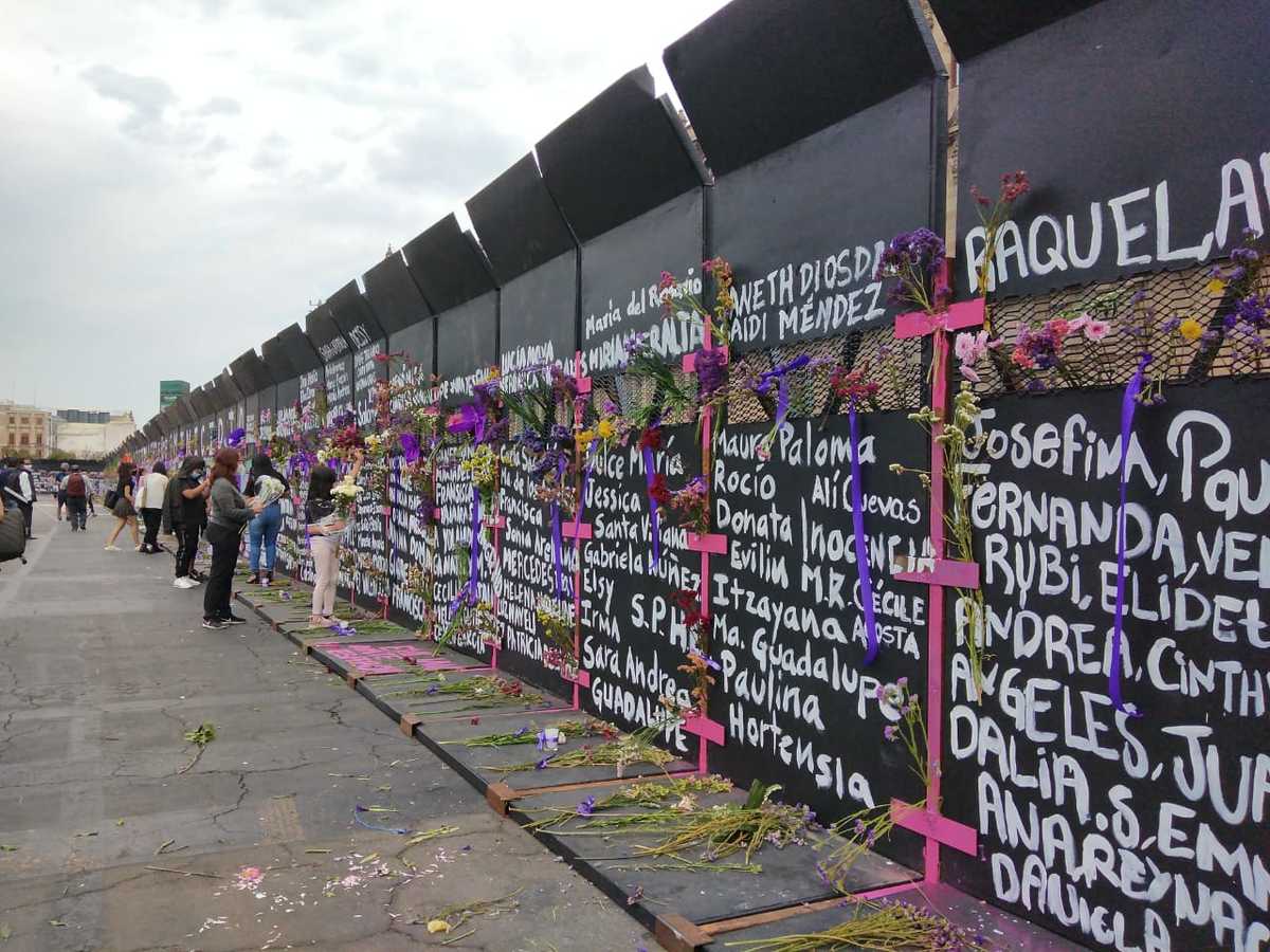 Han colocado diversas pancartas en las vallas de Palacio Nacional | Alejandra Zárate