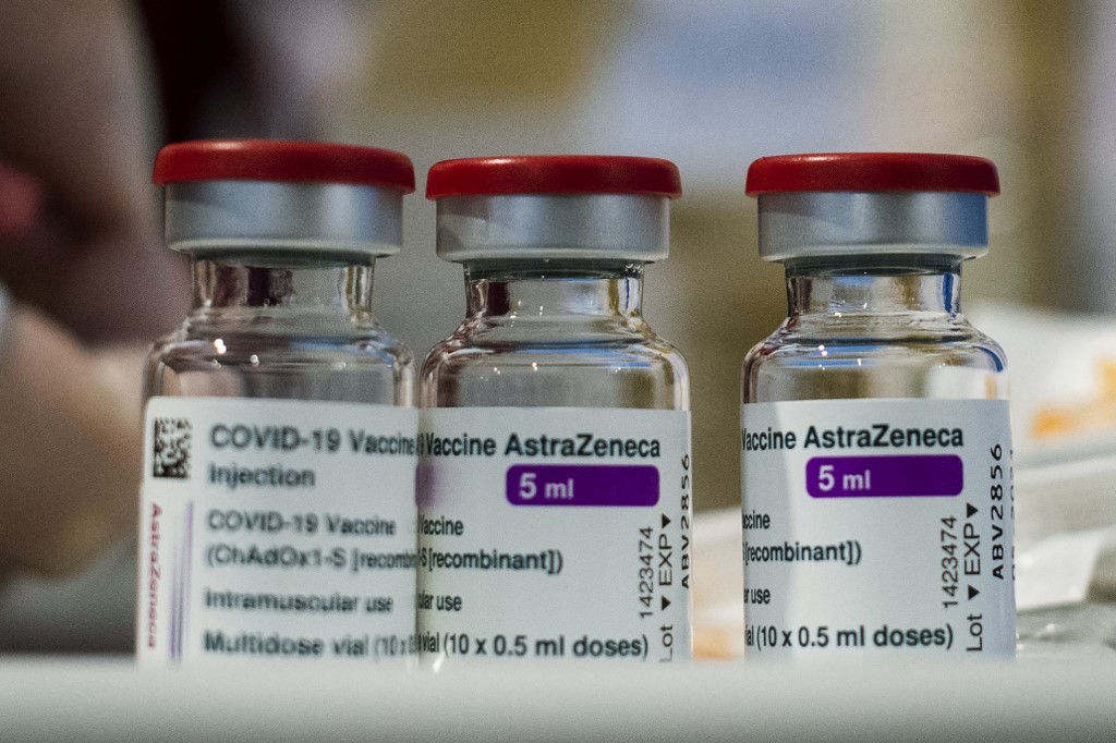 Frascos de la vacuna de AstraZeneca y Oxford contra el covid-19. (AFP)