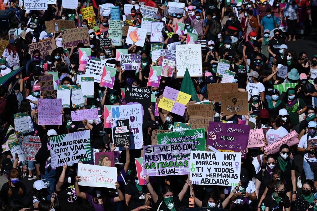 La marcha de mujeres inició desde temprano en El Salvador. | AFP