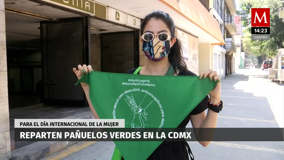 Reparten pañuelos pro aborto en estación del Metro Eugenia, en CdMx