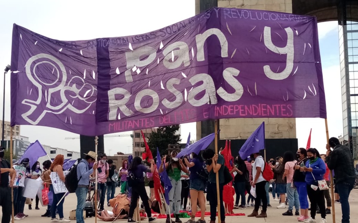 Entre las asistentes se encuentran colectivas quienes exigen la liberación de la activista Kenia Hernández. | Kenia Hernández