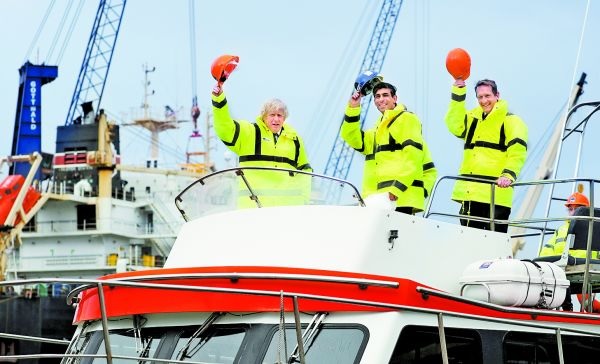 Boris Johnson y Rishi Sunak saludan a bordo de un barco en el río Tees durante una visita a Teesport. Reuters