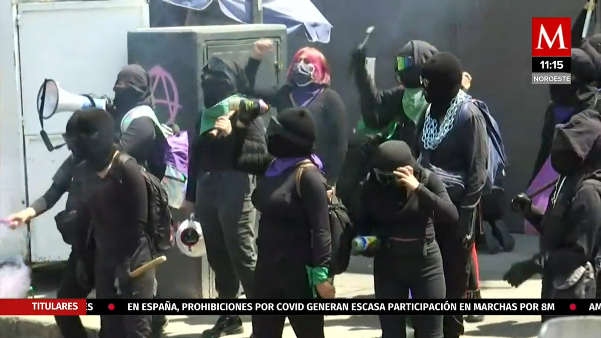 En CdMx, encapsulan a feministras en protesta