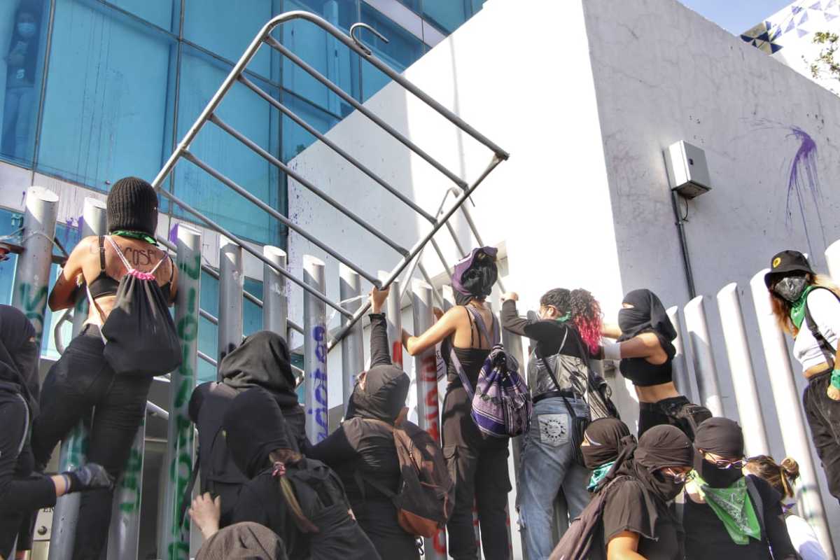 Feministas exigen justicia a las afueras de la FGE. (Melanie Torres)